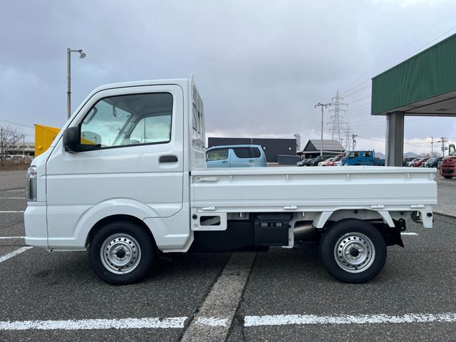 キャリイトラック KCエアコン・パワステ 4WD 届出済未使用車 パワーウインドー キーレス 横滑り防止装置 オートライト アイドリングストップ フロントメッキグリル AMFMラジオ(11枚目)