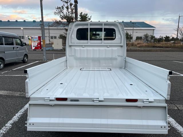 キャリイトラック KCエアコン・パワステ 4WD 届出済未使用車 パワーウインドー キーレス 横滑り防止装置 オートライト アイドリングストップ フロントメッキグリル AMFMラジオ(16枚目)