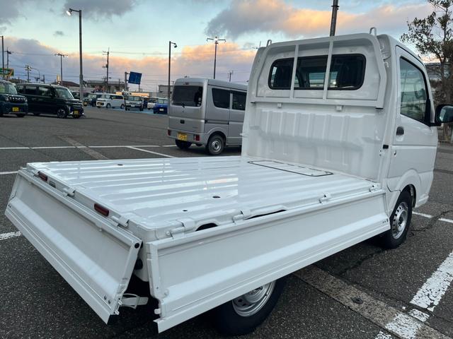 キャリイトラック KCエアコン・パワステ 4WD 届出済未使用車 パワーウインドー キーレス 横滑り防止装置 オートライト アイドリングストップ フロントメッキグリル AMFMラジオ(18枚目)