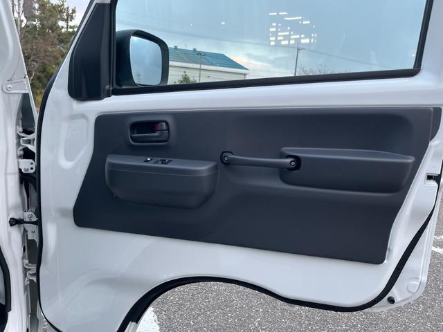 キャリイトラック KCエアコン・パワステ 4WD 届出済未使用車 パワーウインドー キーレス 横滑り防止装置 オートライト アイドリングストップ フロントメッキグリル AMFMラジオ(20枚目)