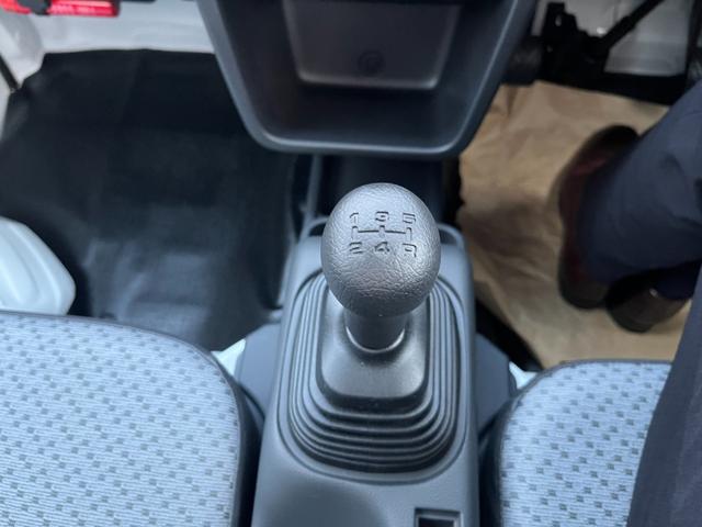 キャリイトラック KCエアコン・パワステ 4WD 届出済未使用車 パワーウインドー キーレス 横滑り防止装置 オートライト アイドリングストップ フロントメッキグリル AMFMラジオ(22枚目)