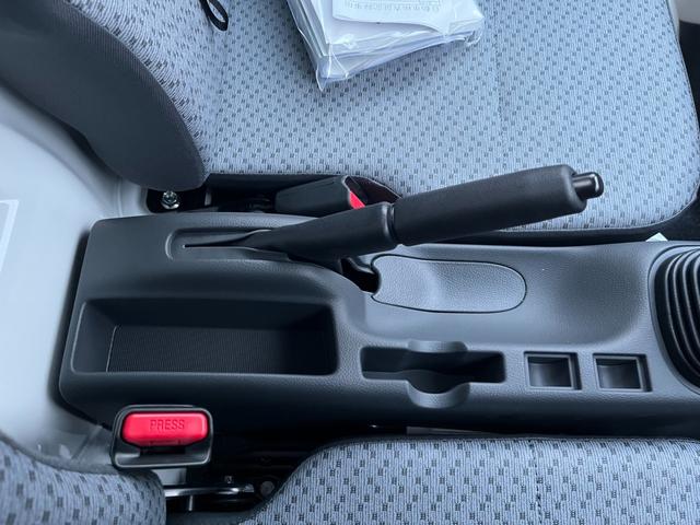 キャリイトラック KCエアコン・パワステ 4WD 届出済未使用車 パワーウインドー キーレス 横滑り防止装置 オートライト アイドリングストップ フロントメッキグリル AMFMラジオ(23枚目)