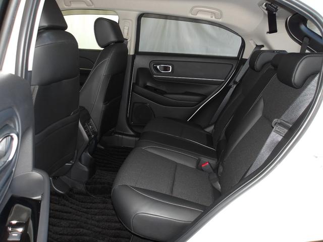 後席も足元広々で快適にドライブ出来ます♪