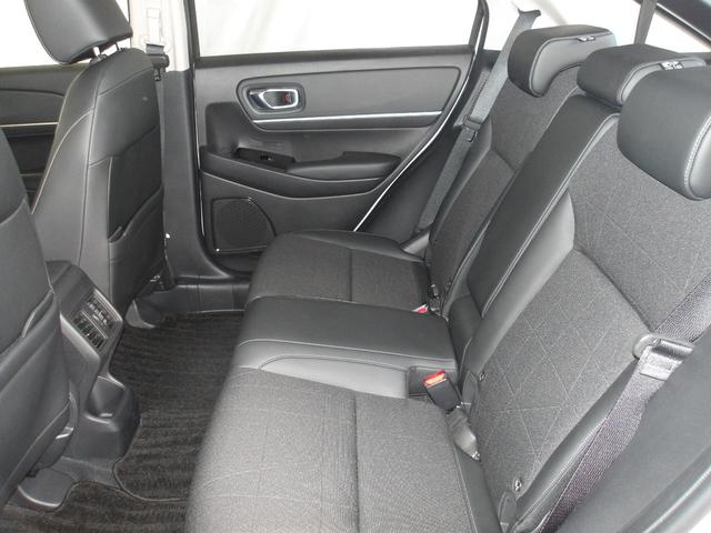 後席も足元広々で快適にドライブ出来ます♪