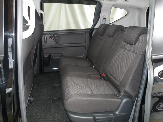 後席も足元広々で快適にドライブ出来ます♪