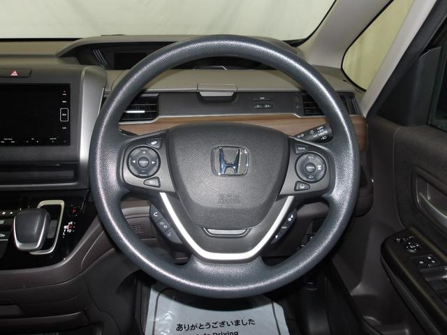 ステアリングスイッチでオーディオ各種操作が可能で、運転に集中できます。安心・安全・快適なドライブをお楽しみいただけます。