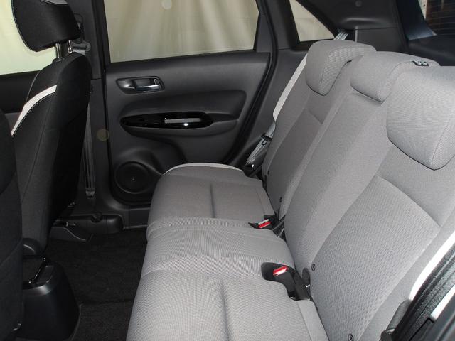 後席も足元広々で快適にドライブ出来ます♪