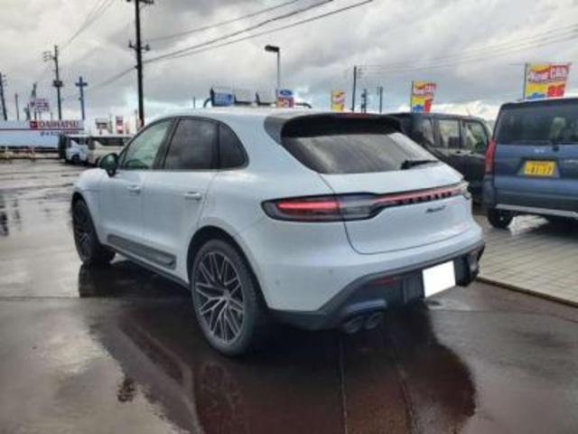 マカン マカンＴ　パノラマルーフ　白革シート　１２．３型ナビ　３６０°カメラ　スポーツクロノＰＫＧ　２１インチＲＳスパイダーアルミ　プライバシーガラス　パワーバックドア（2枚目）