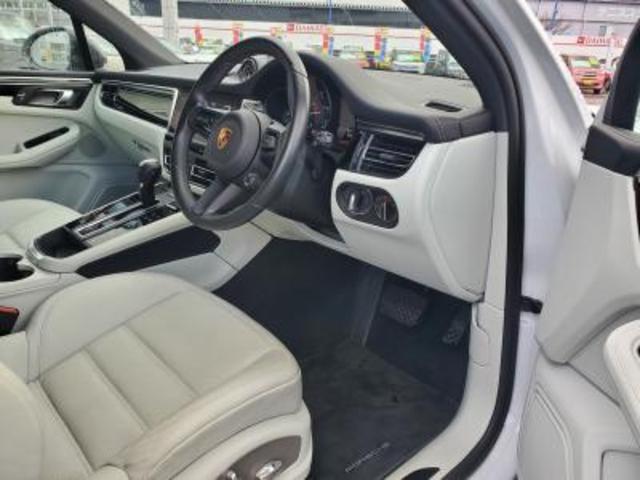 マカン マカンＴ　パノラマルーフ　白革シート　１２．３型ナビ　３６０°カメラ　スポーツクロノＰＫＧ　２１インチＲＳスパイダーアルミ　プライバシーガラス　パワーバックドア（3枚目）