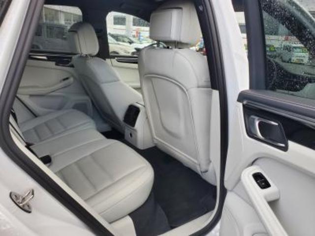 マカン マカンＴ　パノラマルーフ　白革シート　１２．３型ナビ　３６０°カメラ　スポーツクロノＰＫＧ　２１インチＲＳスパイダーアルミ　プライバシーガラス　パワーバックドア（4枚目）