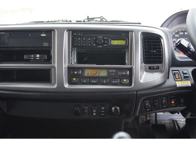 4.5t 増トン ワイドベッド付 ウイング Rエアサス R観音扉/格納ゲート1,000kg付 リモコン付 床フック6対 ラッシング2段 セイコーラック 荷室左右パネルカーペット張り 6MT(12枚目)