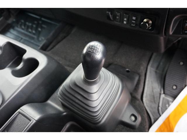4.5t 増トン ワイドベッド付 ウイング Rエアサス R観音扉/格納ゲート1,000kg付 リモコン付 床フック6対 ラッシング2段 セイコーラック 荷室左右パネルカーペット張り 6MT(17枚目)