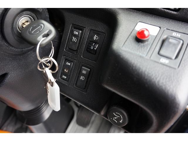 4.5t 増トン ワイドベッド付 ウイング Rエアサス R観音扉/格納ゲート1,000kg付 リモコン付 床フック6対 ラッシング2段 セイコーラック 荷室左右パネルカーペット張り 6MT(22枚目)
