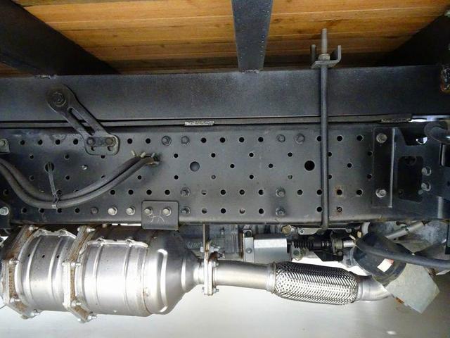 エルフトラック 高床 4t ワイドロング 平ボデー 三方開 床板アピトン張り替え ボデー横ねた鉄製 キーレス(不良) 左電格ミラー ETC アイドリングストップ フォグランプ トラクションコントロール 室内蛍光灯(不灯)(39枚目)