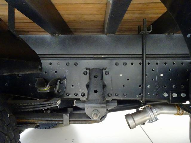 エルフトラック 高床 4t ワイドロング 平ボデー 三方開 床板アピトン張り替え ボデー横ねた鉄製 キーレス(不良) 左電格ミラー ETC アイドリングストップ フォグランプ トラクションコントロール 室内蛍光灯(不灯)(41枚目)