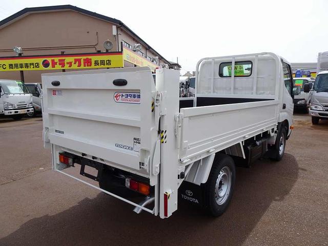 トヨエース 　１．３５ｔ　４ＷＤ　ＦＪＬ　Ｓタイヤ　垂直ＰＧ　６００ｋｇ付　長：７２ｃｍ／有効長：５８ｃｍ　幅／１５２ｃｍ　左リア支柱ＰＧスイッチ　三方開　左右アオリ／床板張替え（3枚目）