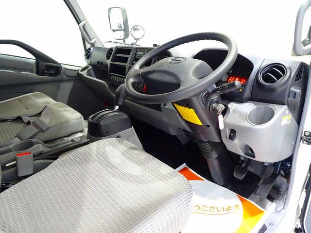 デュトロ 　３ｔ　ＦＪＬ　ワイドロング　平ボデー　三方開　セイコーラック　ロープ穴３対　埋め込みフック３対　リアアオリチェーン２個　荷台床／前立て鳥居鉄板張り／Ｕ型フック１個　床リア入口幌シート立てスタンション（5枚目）