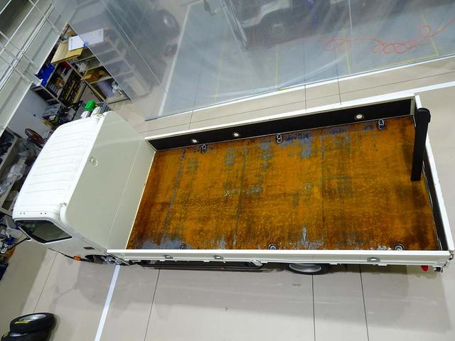 デュトロ 　３ｔ　ＦＪＬ　ワイドロング　平ボデー　三方開　セイコーラック　ロープ穴３対　埋め込みフック３対　リアアオリチェーン２個　荷台床／前立て鳥居鉄板張り／Ｕ型フック１個　床リア入口幌シート立てスタンション（34枚目）