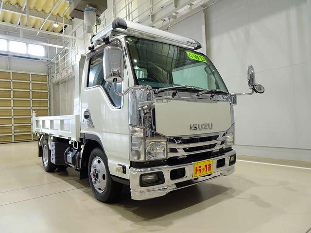 エルフトラック フルフラットロー　２ｔ　４ＷＤ／切替式　強化ダンプ　リアアオリ左右ピン差し加工　キーレス　左電格ミラー　社外ナビ／フルセグ／ＤＶＤ　ＥＴＣ２．０　ドラレコ　坂道発進補助装置　フォグランプ　荷台用幌シート付（2枚目）