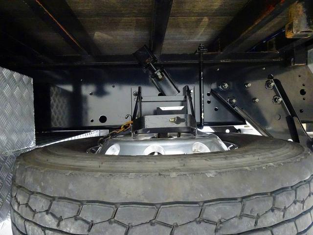 ギガ 　１２．１ｔ　３軸　２デフ　リアエアサス　タダノ４段２．９ｔ吊りクレーン付　高さ制限／未格納警報装置　ＭＬ警報型　アルミアオリ／上部アルミ縞鋼板張り　セイコーラック　床鉄板張り　埋め込みフック２３対（45枚目）