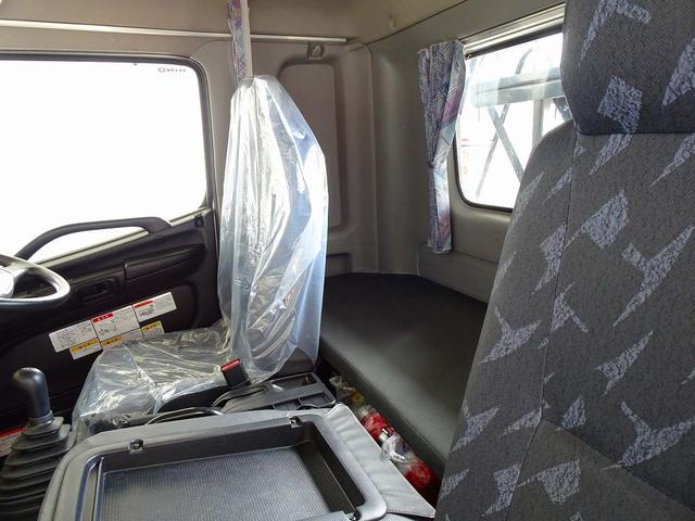 ヒノレンジャー 　３．６ｔ　標準ベッド付　アームロール　キャブバックステップ付　作業灯１個　集中ドアロック　左電格ミラー　ＥＴＣ２．０　坂道発進補助装置　フォグランプ　室内蛍光灯／カーテン（9枚目）