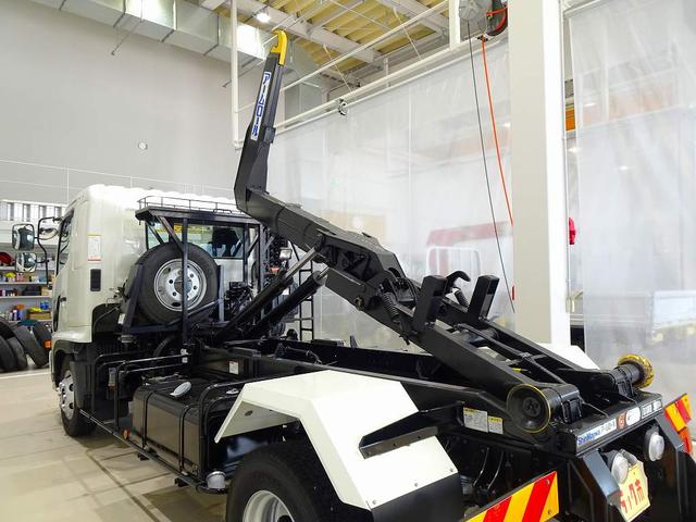 ヒノレンジャー 　３．６ｔ　標準ベッド付　アームロール　キャブバックステップ付　作業灯１個　集中ドアロック　左電格ミラー　ＥＴＣ２．０　坂道発進補助装置　フォグランプ　室内蛍光灯／カーテン（28枚目）