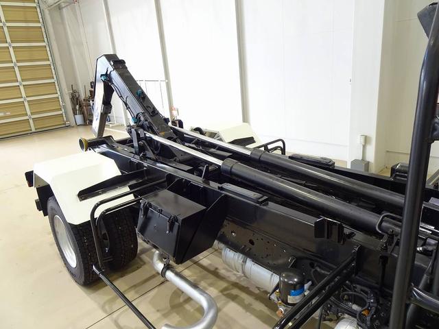 ヒノレンジャー 　３．６ｔ　標準ベッド付　アームロール　キャブバックステップ付　作業灯１個　集中ドアロック　左電格ミラー　ＥＴＣ２．０　坂道発進補助装置　フォグランプ　室内蛍光灯／カーテン（30枚目）