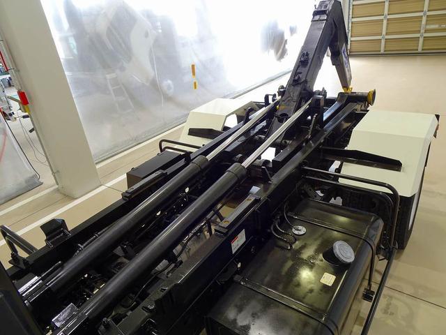 ヒノレンジャー 　３．６ｔ　標準ベッド付　アームロール　キャブバックステップ付　作業灯１個　集中ドアロック　左電格ミラー　ＥＴＣ２．０　坂道発進補助装置　フォグランプ　室内蛍光灯／カーテン（32枚目）