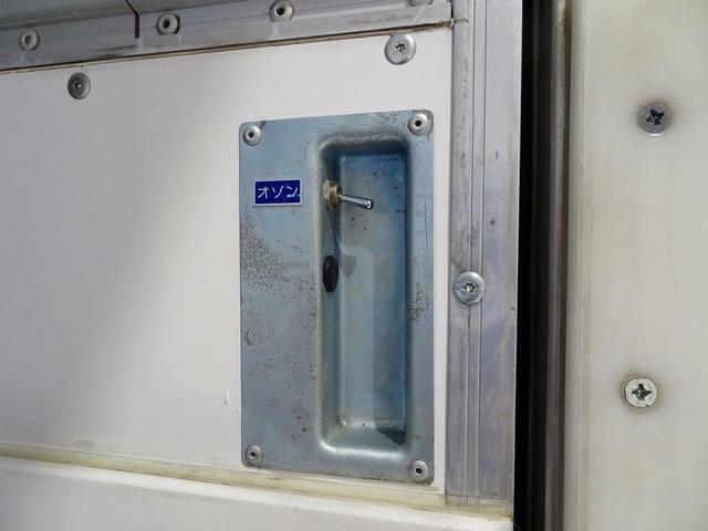 プロフィア 　１２ｔ　３軸　６×２　リアエアサス　低温冷凍ウイング　－３５度設定　－０度確認　右シャシ中央サブエンジン／スタンバイ付　五方開　セイコーラック　床ステンレス　ジョロダーレール　ラッシング２段　水抜き穴（30枚目）