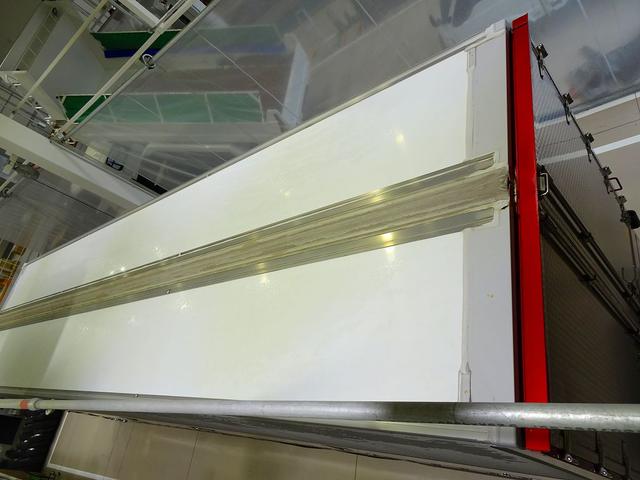 プロフィア 　１２ｔ　３軸　６×２　リアエアサス　低温冷凍ウイング　－３５度設定　－０度確認　右シャシ中央サブエンジン／スタンバイ付　五方開　セイコーラック　床ステンレス　ジョロダーレール　ラッシング２段　水抜き穴（37枚目）