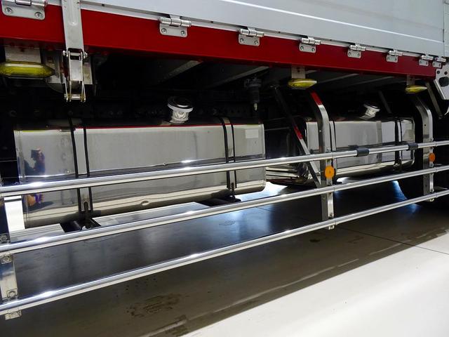 プロフィア 　１２ｔ　３軸　６×２　リアエアサス　低温冷凍ウイング　－３５度設定　－０度確認　右シャシ中央サブエンジン／スタンバイ付　五方開　セイコーラック　床ステンレス　ジョロダーレール　ラッシング２段　水抜き穴（41枚目）