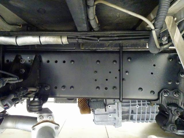 プロフィア 　１２ｔ　３軸　６×２　リアエアサス　低温冷凍ウイング　－３５度設定　－０度確認　右シャシ中央サブエンジン／スタンバイ付　五方開　セイコーラック　床ステンレス　ジョロダーレール　ラッシング２段　水抜き穴（46枚目）