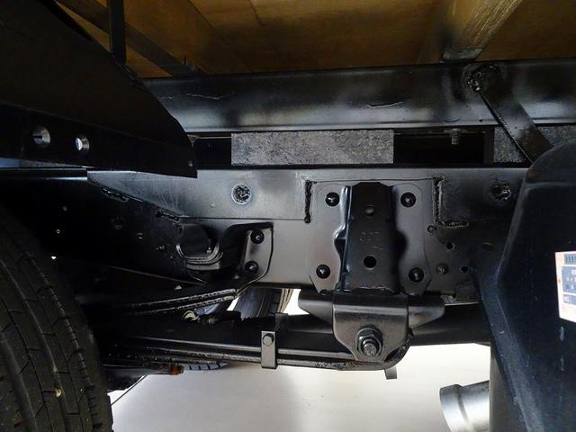 エルフトラック 　３ｔ　高床　標準セミロング　タダノ４段　２．６ｔ吊りクレーン付　Ｈ１６年製　ラジコン／フックイン／リアジャッキ付　三方開　床鉄板張り　リアアオリチェーン２個　トラクションコントロール　ハイキャブ（46枚目）