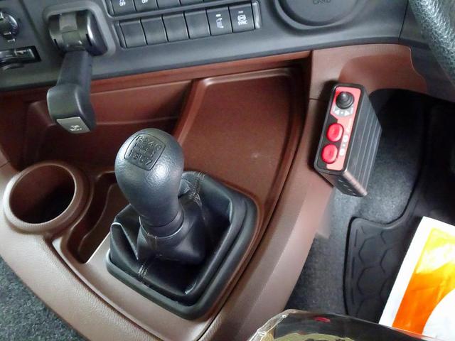 プロフィア 　９ｔ　３軸　２デフ　ダンプ　自動シート付　前立てプロテクターはしご／作業灯　左電格ミラー／ヒーター／左右電動角度調整　エアサスシート／肘掛け　Ｔ／Ｍリターダ　デフロック（19枚目）
