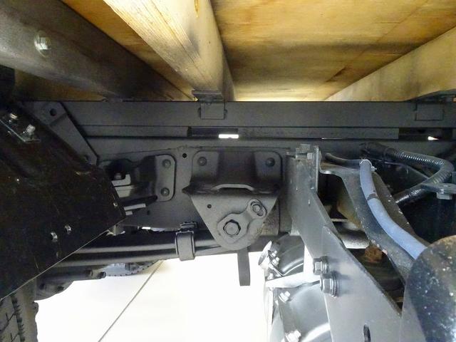 デュトロ 全低床 2t 4WD(切替式) 標準セミロング タダノ4段 2.6t吊りクレーン付 H19年製 ラジコン/フックイン付 三方開 社外ナビ/フルセグ/DVD フォグランプ 室内LED灯(45枚目)