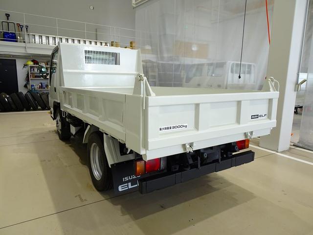 エルフトラック 　３ｔ　４Ｎｏ．　ＦＦＬ　強化ダンプ　三方開　前立てプロテクターアングル補強加工　集中ドアロック　坂道発進補助装置　トラクションコントロール（4枚目）