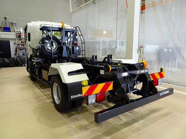 フォワード 　３．７ｔ　標準ベッドレス　アームロール　作業灯２個　キャブバックステップ付　左電格ミラー　ＥＴＣ２．０　ルームミラー式バックモニター　アドブルー　車線逸脱警報装置　トラクションコントロール（4枚目）