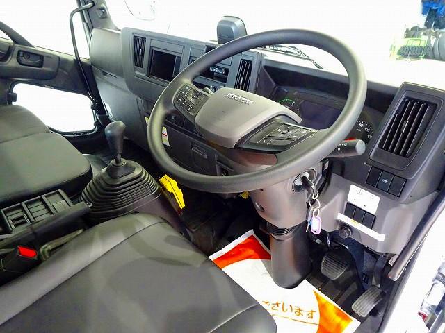 フォワード 　３．７ｔ　標準ベッドレス　アームロール　作業灯２個　キャブバックステップ付　左電格ミラー　ＥＴＣ２．０　ルームミラー式バックモニター　アドブルー　車線逸脱警報装置　トラクションコントロール（5枚目）