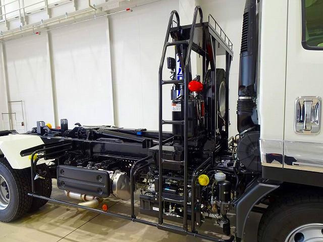 フォワード 　３．７ｔ　標準ベッドレス　アームロール　作業灯２個　キャブバックステップ付　左電格ミラー　ＥＴＣ２．０　ルームミラー式バックモニター　アドブルー　車線逸脱警報装置　トラクションコントロール（24枚目）