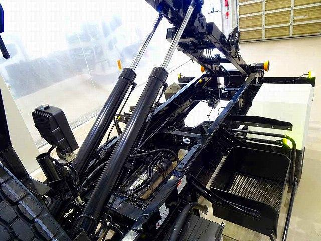 フォワード 　３．７ｔ　標準ベッドレス　アームロール　作業灯２個　キャブバックステップ付　左電格ミラー　ＥＴＣ２．０　ルームミラー式バックモニター　アドブルー　車線逸脱警報装置　トラクションコントロール（29枚目）