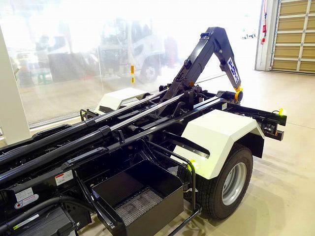 フォワード 　３．７ｔ　標準ベッドレス　アームロール　作業灯２個　キャブバックステップ付　左電格ミラー　ＥＴＣ２．０　ルームミラー式バックモニター　アドブルー　車線逸脱警報装置　トラクションコントロール（31枚目）