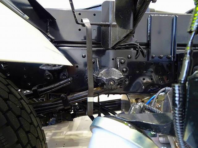 フォワード 　３．７ｔ　標準ベッドレス　アームロール　作業灯２個　キャブバックステップ付　左電格ミラー　ＥＴＣ２．０　ルームミラー式バックモニター　アドブルー　車線逸脱警報装置　トラクションコントロール（44枚目）