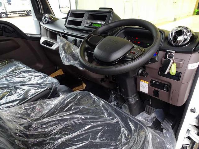 キャンター Ｗキャブ全低床　２ｔ　標準　垂直ＰＧ６００ｋｇ付　長：８７ｃｍ／有効長：７４ｃｍ　幅：１５７ｃｍ　左右リア支柱ＰＧスイッチ　運転席肘掛け　アドブルー　車線逸脱警報装置　トラクションコントロール　リアヒーター（5枚目）