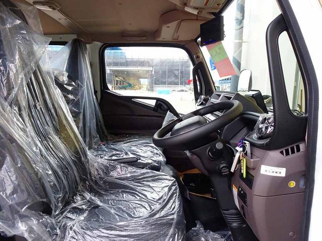 キャンター Ｗキャブ全低床　２ｔ　標準　垂直ＰＧ６００ｋｇ付　長：８７ｃｍ／有効長：７４ｃｍ　幅：１５７ｃｍ　左右リア支柱ＰＧスイッチ　運転席肘掛け　アドブルー　車線逸脱警報装置　トラクションコントロール　リアヒーター（6枚目）