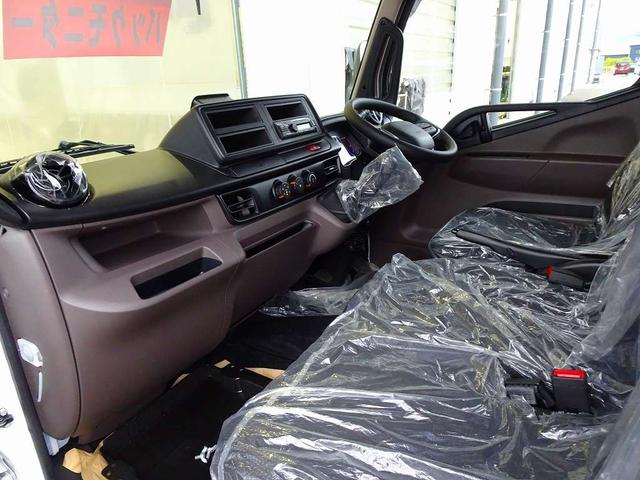 キャンター Ｗキャブ全低床　２ｔ　標準　垂直ＰＧ６００ｋｇ付　長：８７ｃｍ／有効長：７４ｃｍ　幅：１５７ｃｍ　左右リア支柱ＰＧスイッチ　運転席肘掛け　アドブルー　車線逸脱警報装置　トラクションコントロール　リアヒーター（7枚目）