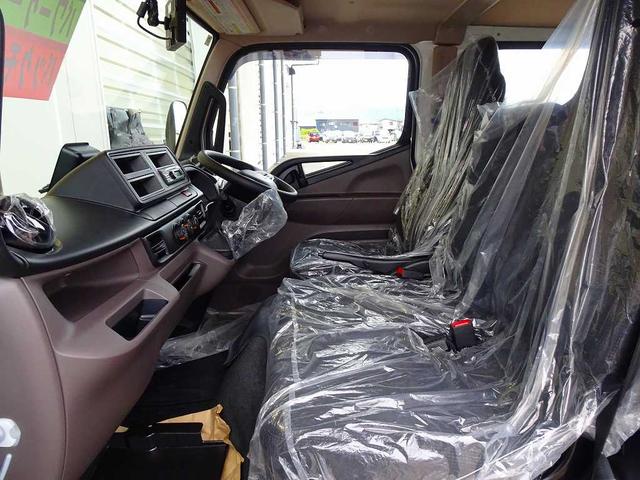 キャンター Ｗキャブ全低床　２ｔ　標準　垂直ＰＧ６００ｋｇ付　長：８７ｃｍ／有効長：７４ｃｍ　幅：１５７ｃｍ　左右リア支柱ＰＧスイッチ　運転席肘掛け　アドブルー　車線逸脱警報装置　トラクションコントロール　リアヒーター（8枚目）
