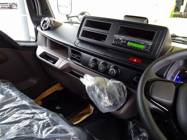 キャンター Ｗキャブ全低床　２ｔ　標準　垂直ＰＧ６００ｋｇ付　長：８７ｃｍ／有効長：７４ｃｍ　幅：１５７ｃｍ　左右リア支柱ＰＧスイッチ　運転席肘掛け　アドブルー　車線逸脱警報装置　トラクションコントロール　リアヒーター（9枚目）