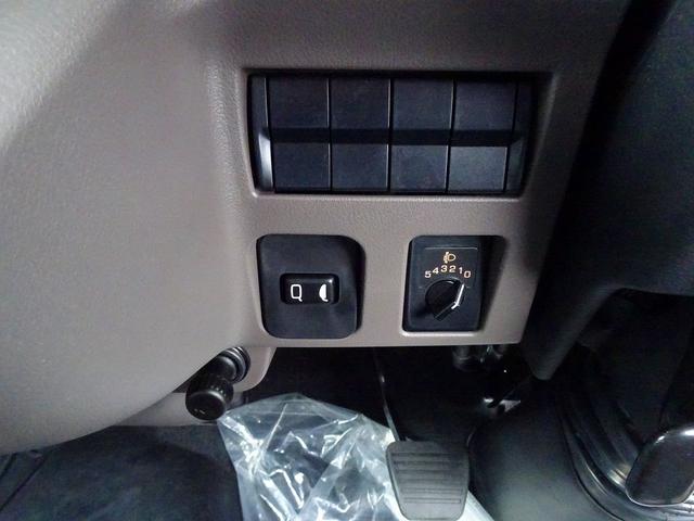 キャンター Ｗキャブ全低床　２ｔ　標準　垂直ＰＧ６００ｋｇ付　長：８７ｃｍ／有効長：７４ｃｍ　幅：１５７ｃｍ　左右リア支柱ＰＧスイッチ　運転席肘掛け　アドブルー　車線逸脱警報装置　トラクションコントロール　リアヒーター（12枚目）