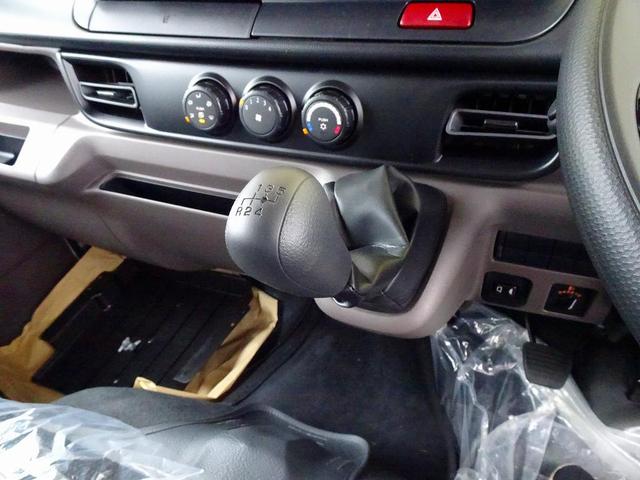 キャンター Ｗキャブ全低床　２ｔ　標準　垂直ＰＧ６００ｋｇ付　長：８７ｃｍ／有効長：７４ｃｍ　幅：１５７ｃｍ　左右リア支柱ＰＧスイッチ　運転席肘掛け　アドブルー　車線逸脱警報装置　トラクションコントロール　リアヒーター（15枚目）