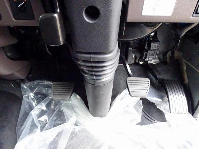 キャンター Ｗキャブ全低床　２ｔ　標準　垂直ＰＧ６００ｋｇ付　長：８７ｃｍ／有効長：７４ｃｍ　幅：１５７ｃｍ　左右リア支柱ＰＧスイッチ　運転席肘掛け　アドブルー　車線逸脱警報装置　トラクションコントロール　リアヒーター（16枚目）